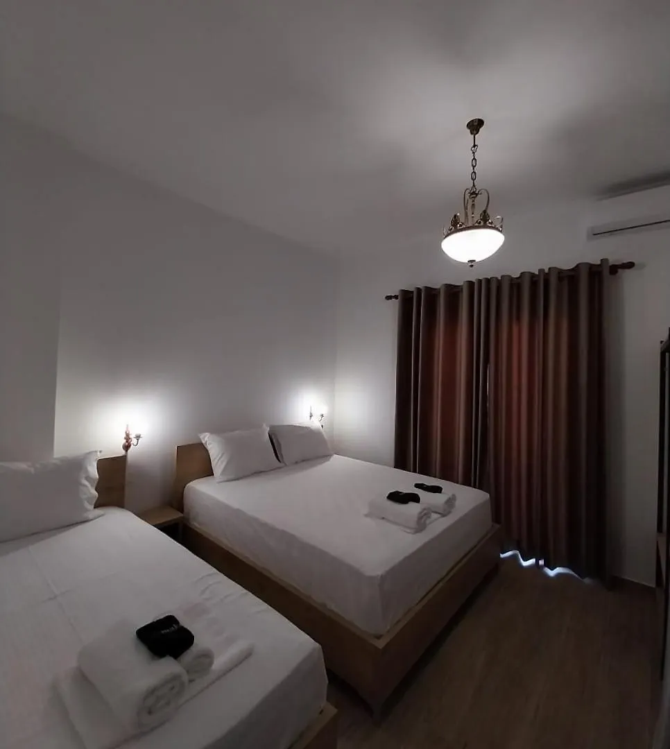 Lions Lair Hotel Himare