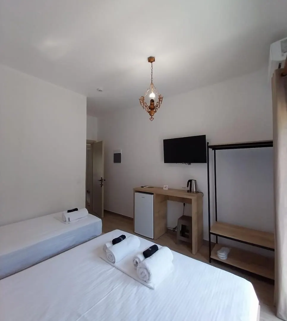 Lions Lair Hotel Himare