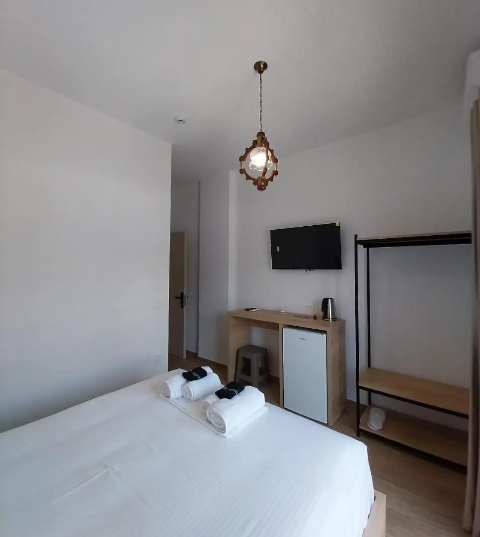 Lions Lair Hotel Himare