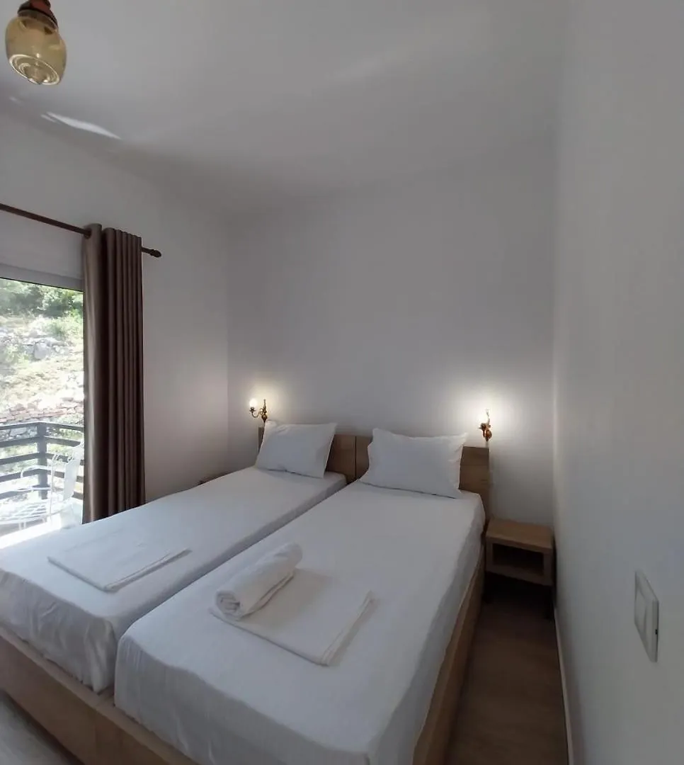 ***  Lions Lair Hotel Himare Albânia