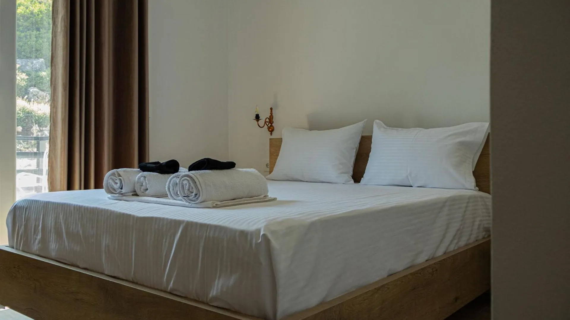 Lions Lair Hotel Himare